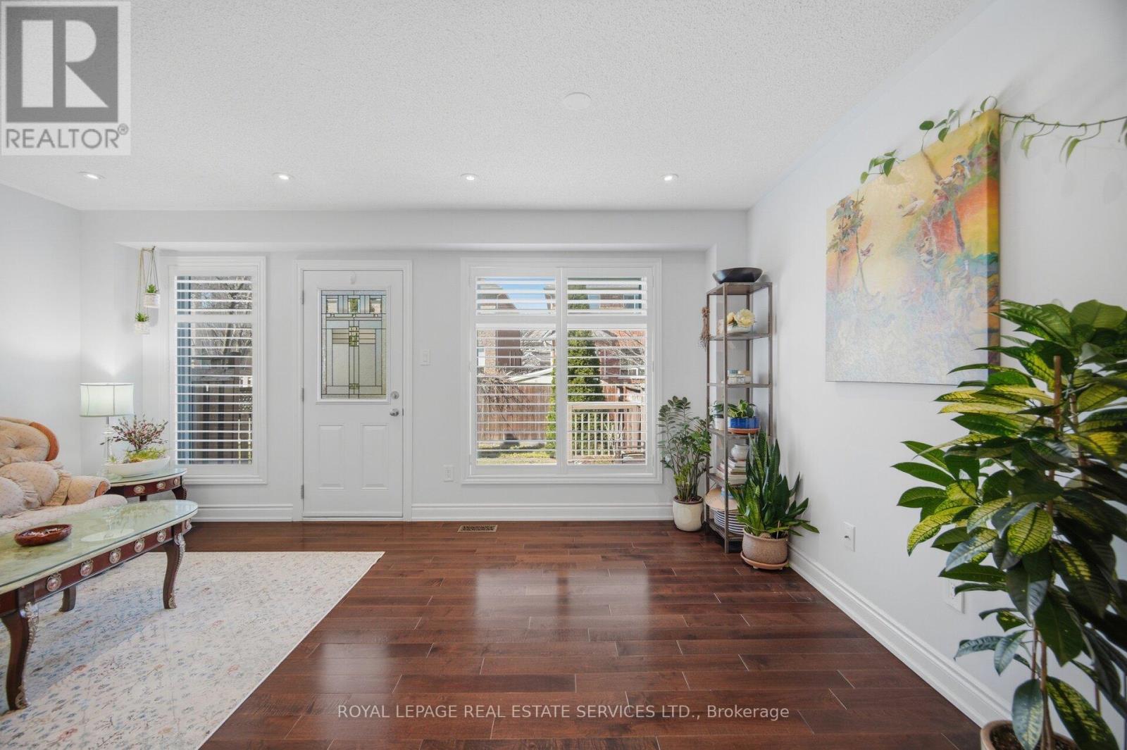 3749 Nightstar Drive, Mississauga, ON - Indoor Photo Showing Living Room