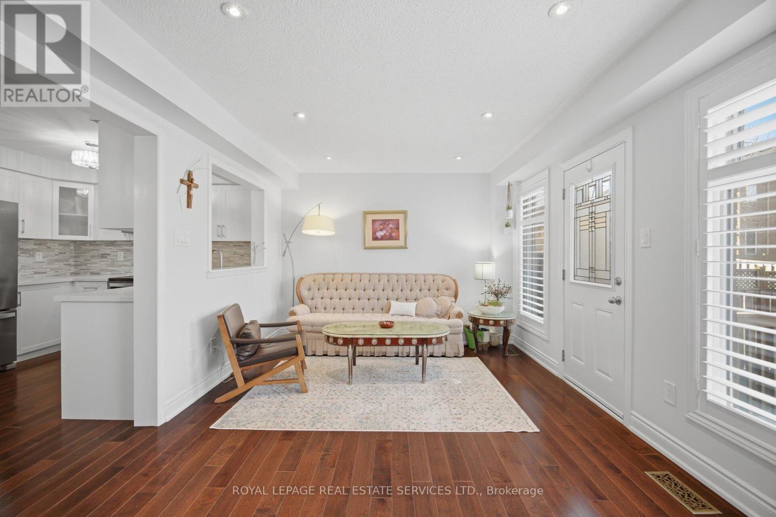 3749 Nightstar Drive, Mississauga, ON - Indoor Photo Showing Living Room