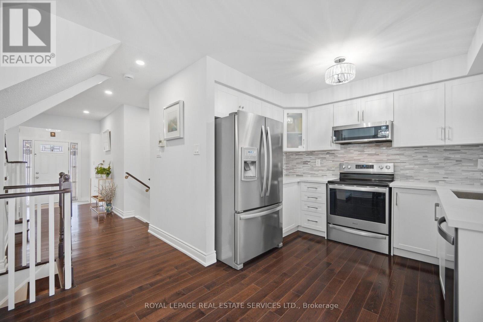 3749 Nightstar Drive, Mississauga, ON - Indoor Photo Showing Kitchen With Upgraded Kitchen