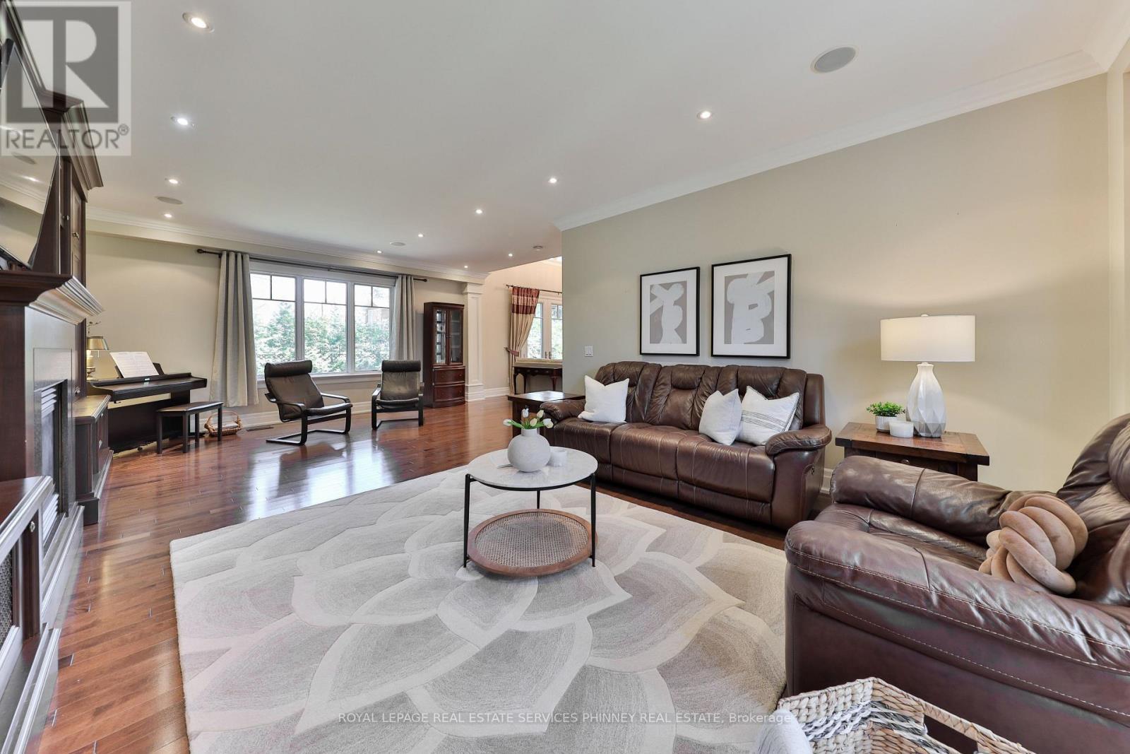 80 Oakes Drive, Mississauga, ON - Indoor Photo Showing Living Room