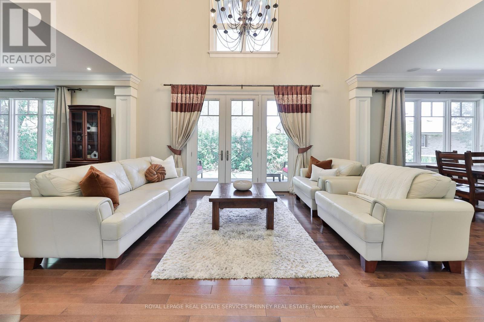 80 Oakes Drive, Mississauga, ON - Indoor Photo Showing Living Room