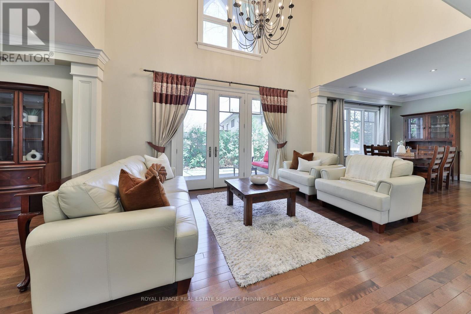 80 Oakes Drive, Mississauga, ON - Indoor Photo Showing Living Room