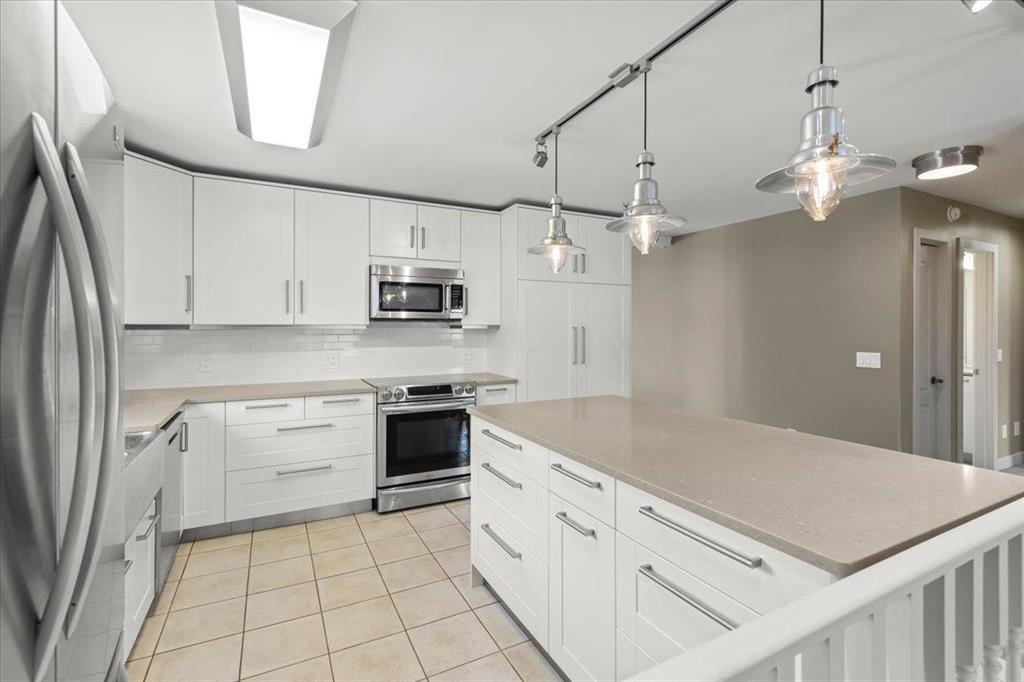 69 Woodington Bay, Winnipeg, MB - Indoor Photo Showing Kitchen With Upgraded Kitchen