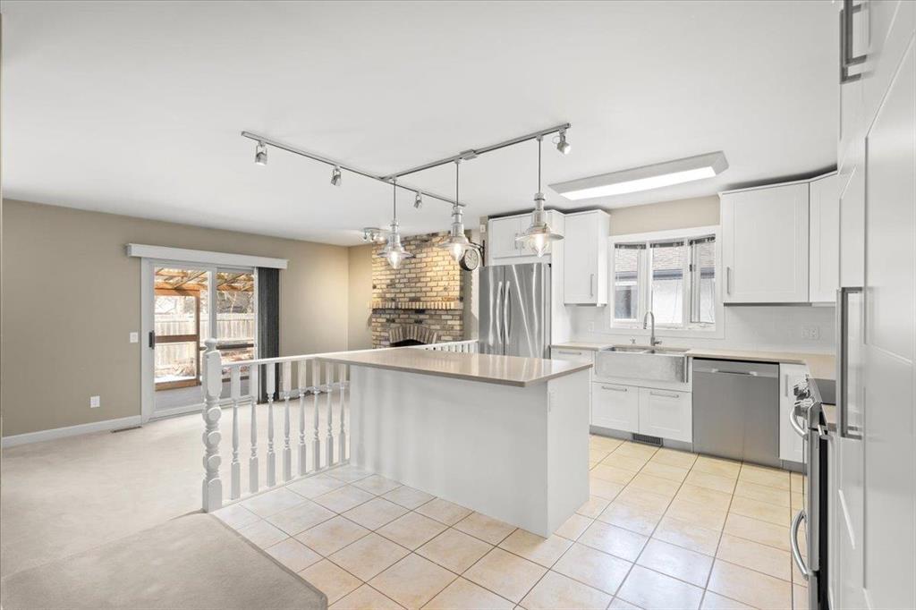 69 Woodington Bay, Winnipeg, MB - Indoor Photo Showing Kitchen