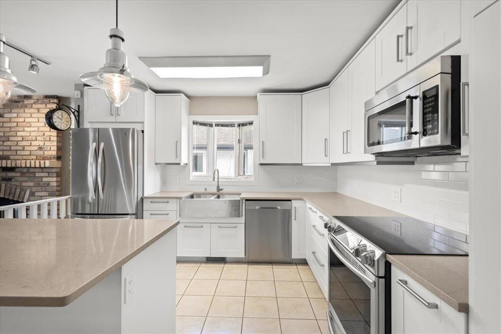 69 Woodington Bay, Winnipeg, MB - Indoor Photo Showing Kitchen With Double Sink With Upgraded Kitchen
