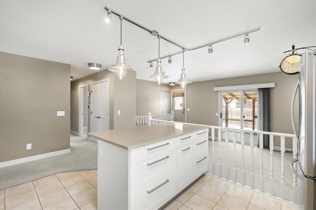 69 Woodington Bay, Winnipeg, MB - Indoor Photo Showing Kitchen
