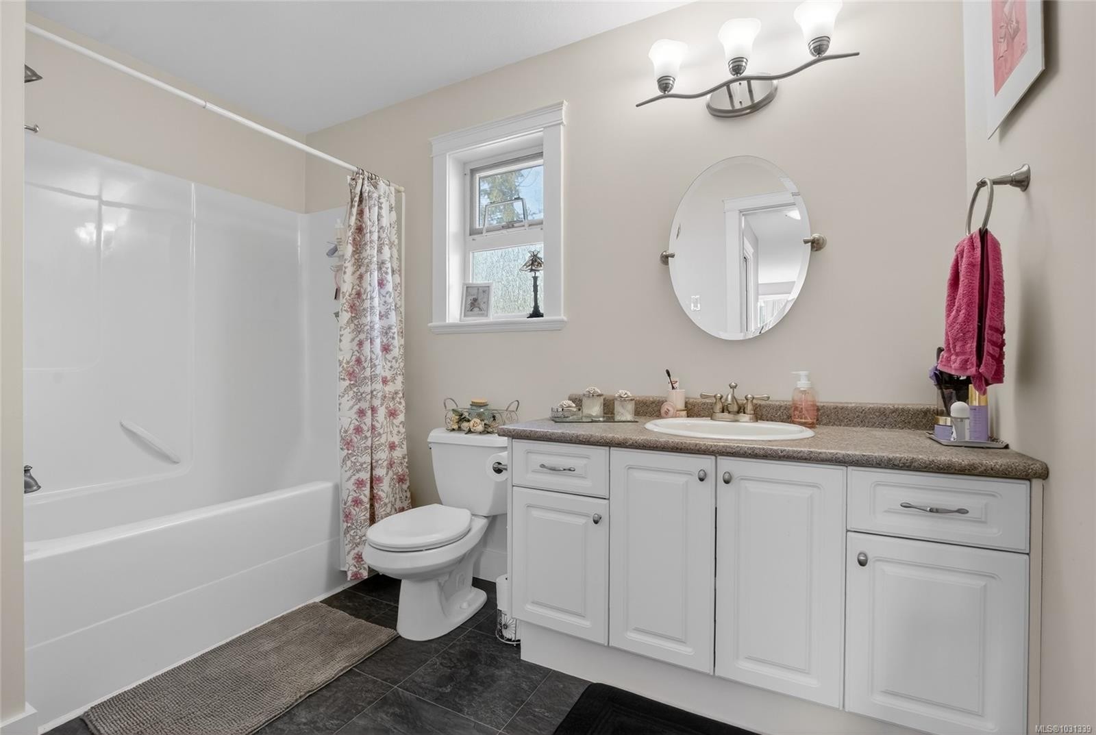 5992 Stonehaven Dr, Duncan, BC - Indoor Photo Showing Bathroom