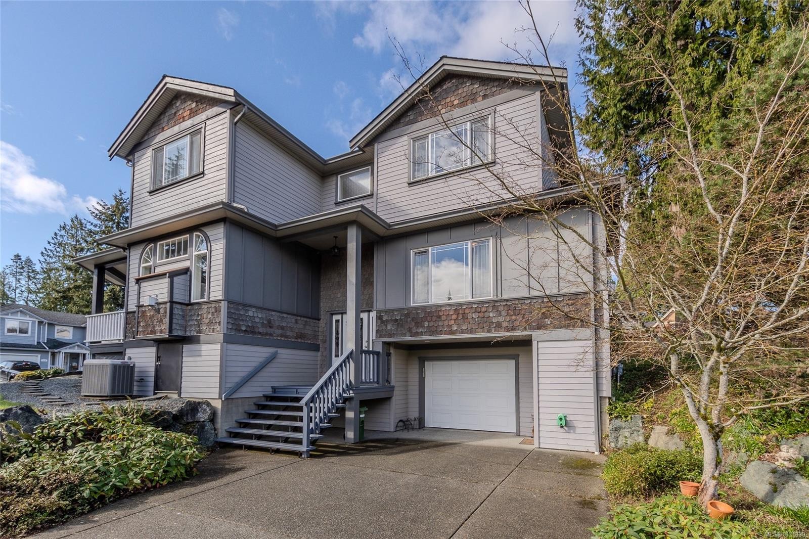 5992 Stonehaven Dr, Duncan, BC - Outdoor With Facade