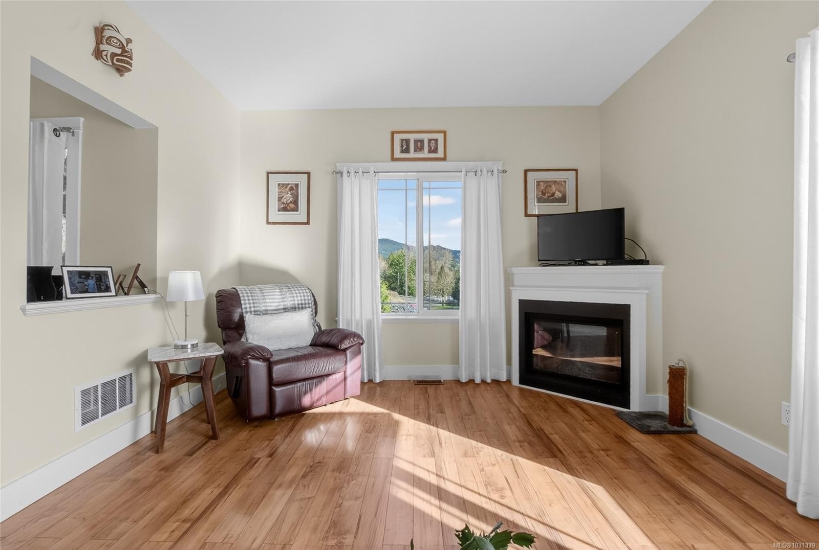 5992 Stonehaven Dr, Duncan, BC - Indoor Photo Showing Living Room With Fireplace