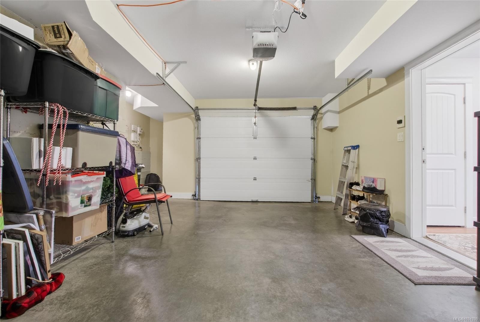5992 Stonehaven Dr, Duncan, BC - Indoor Photo Showing Garage