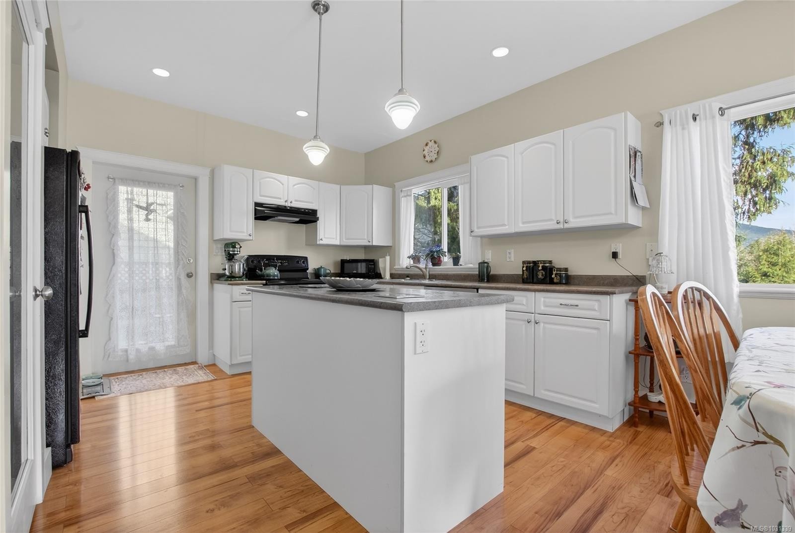 5992 Stonehaven Dr, Duncan, BC - Indoor Photo Showing Kitchen