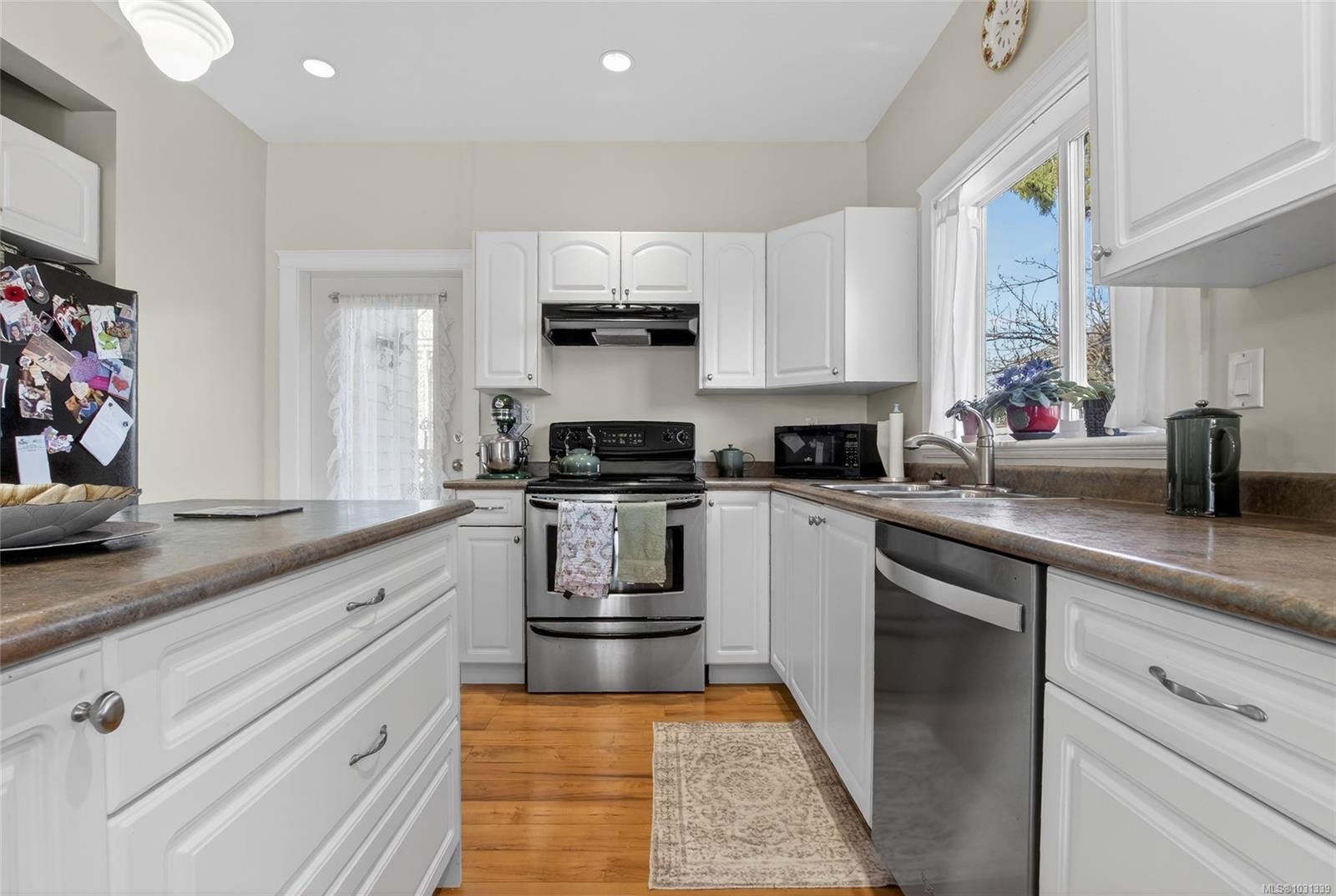 5992 Stonehaven Dr, Duncan, BC - Indoor Photo Showing Kitchen