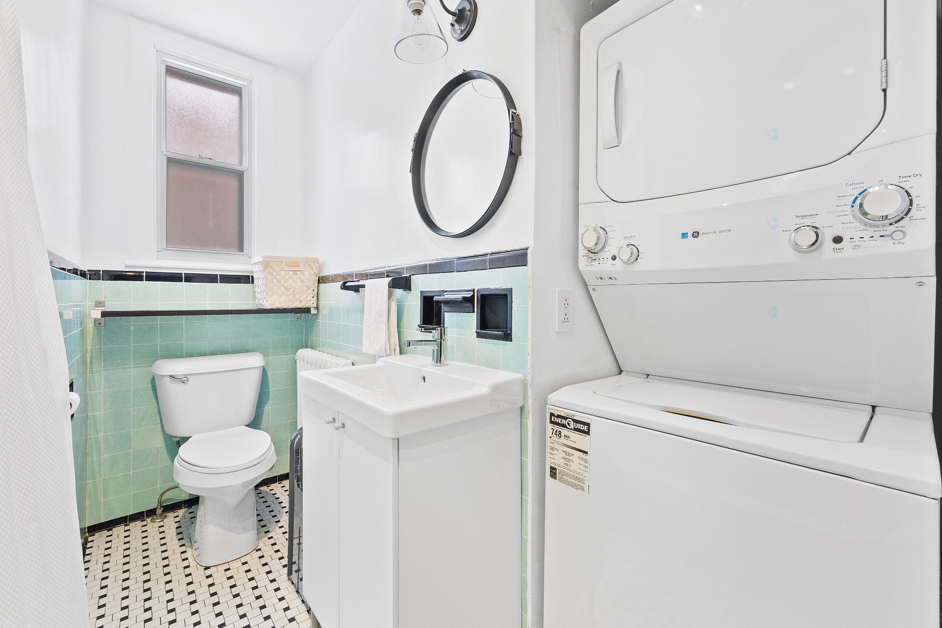 Bathroom - 674Z 5E Avenue, Montréal (Lachine), QC - Indoor Photo Showing Laundry Room