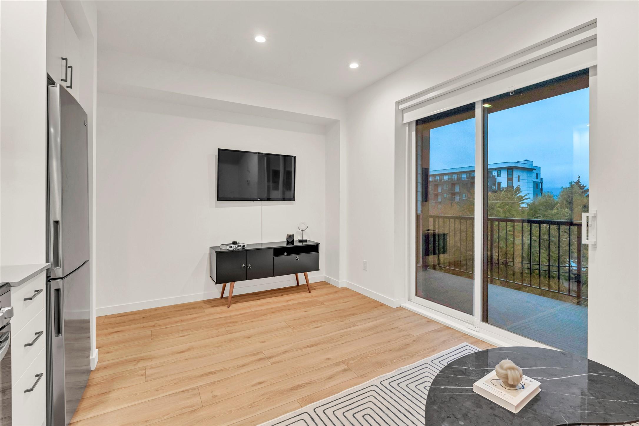 311-660 Cawston Avenue, Kelowna, BC - Indoor