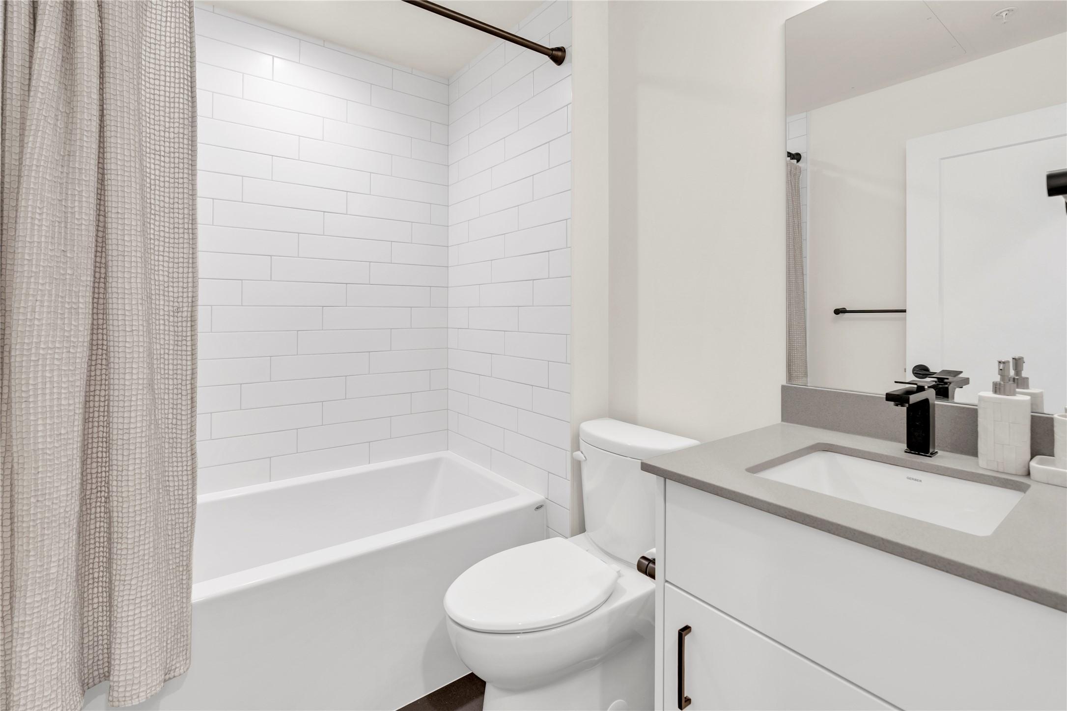 311-660 Cawston Avenue, Kelowna, BC - Indoor Photo Showing Bathroom