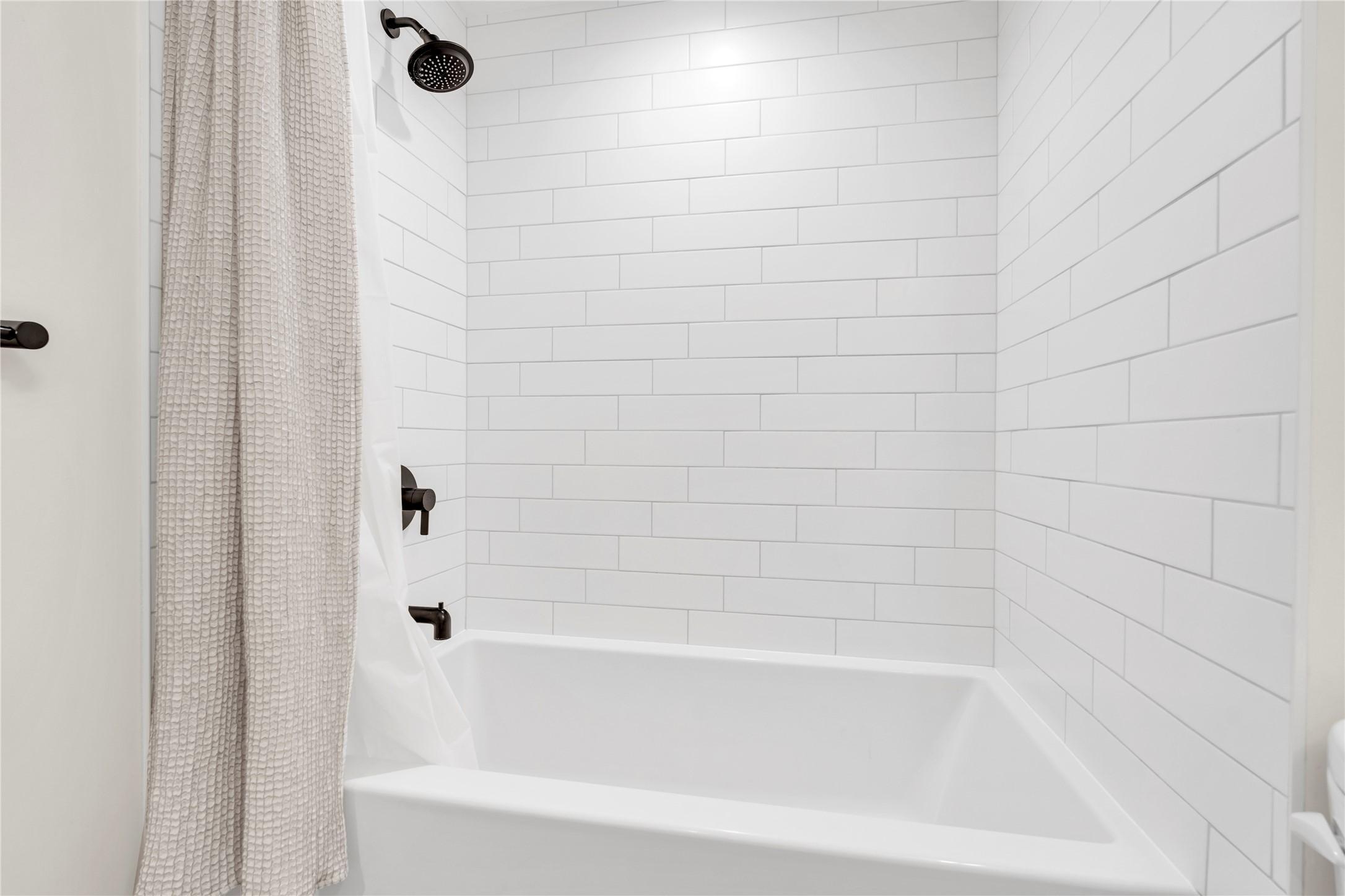 311-660 Cawston Avenue, Kelowna, BC - Indoor Photo Showing Bathroom