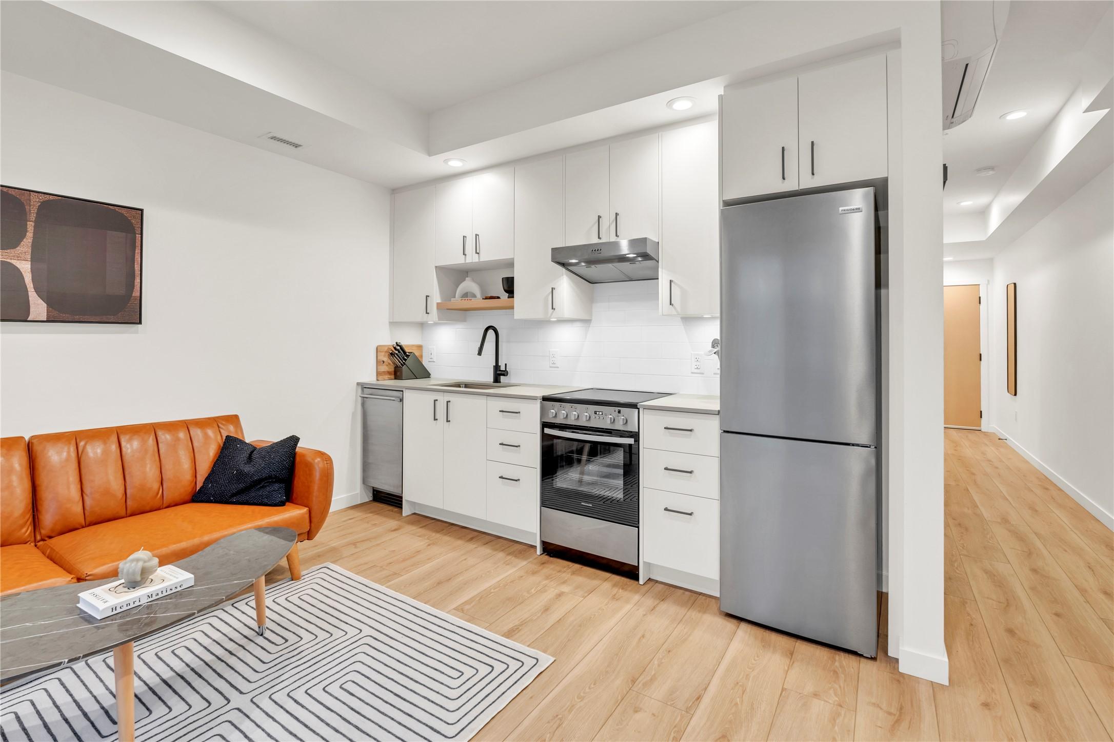 311-660 Cawston Avenue, Kelowna, BC - Indoor Photo Showing Kitchen With Upgraded Kitchen