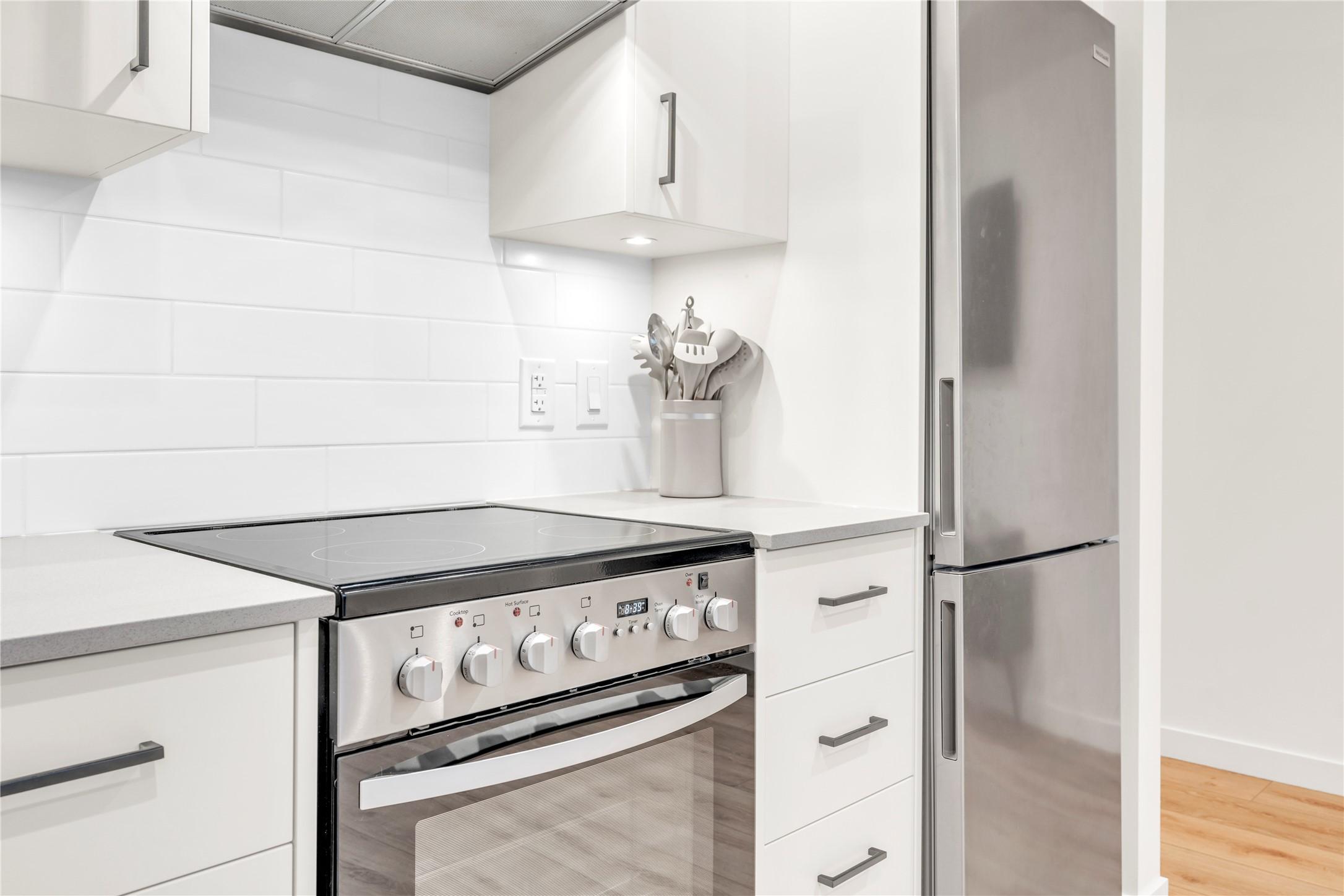 311-660 Cawston Avenue, Kelowna, BC - Indoor Photo Showing Kitchen