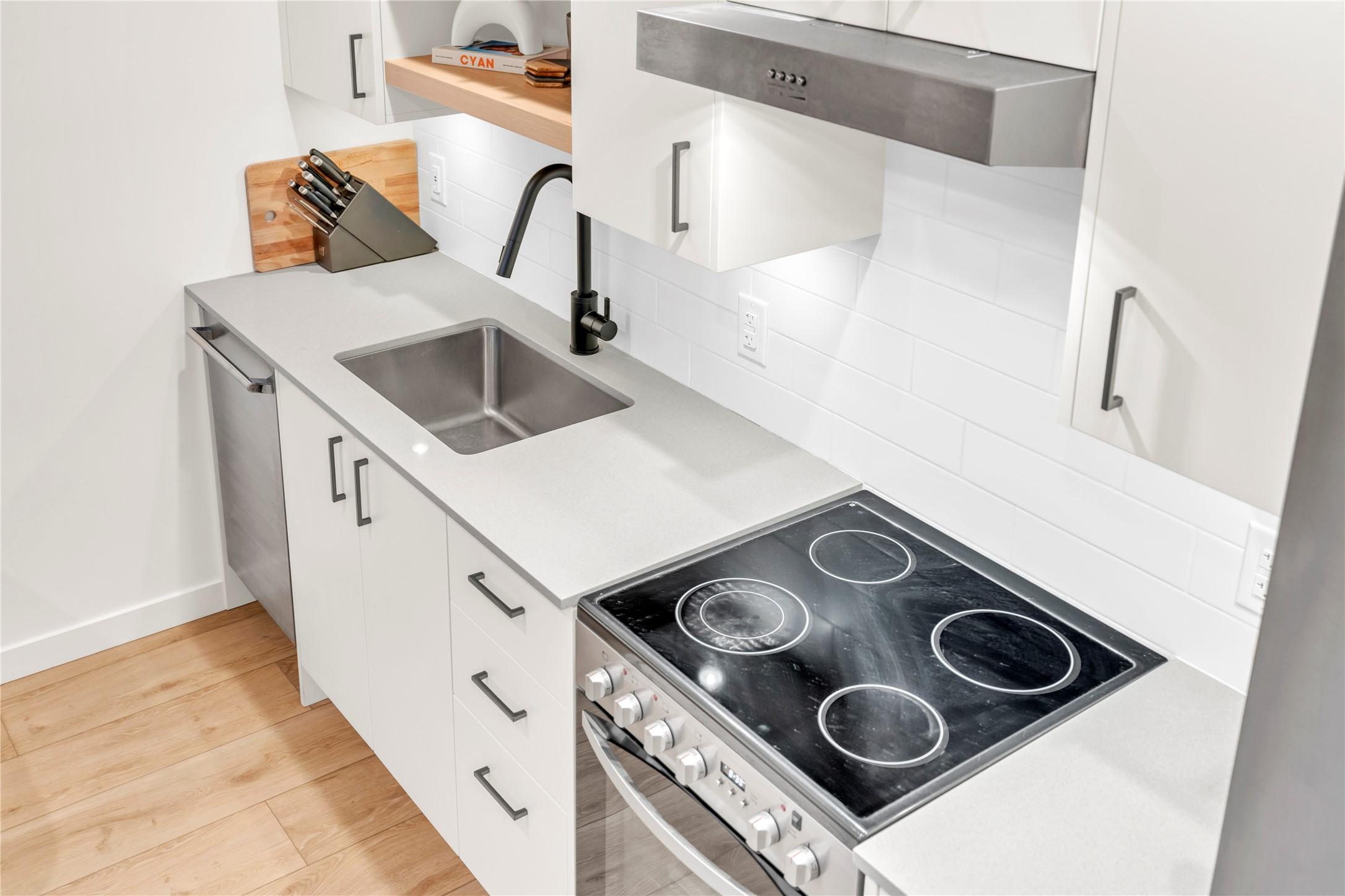 311-660 Cawston Avenue, Kelowna, BC - Indoor Photo Showing Kitchen