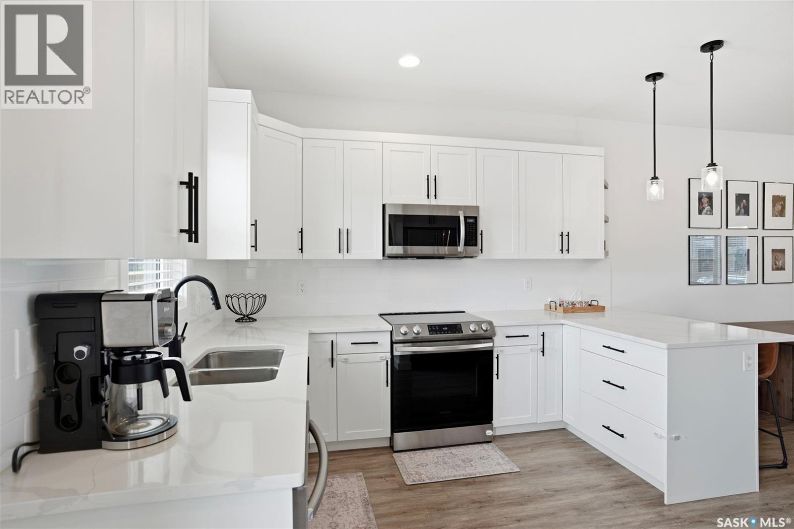 312 Underhill Bend, Saskatoon, SK - Indoor Photo Showing Kitchen With Double Sink With Upgraded Kitchen