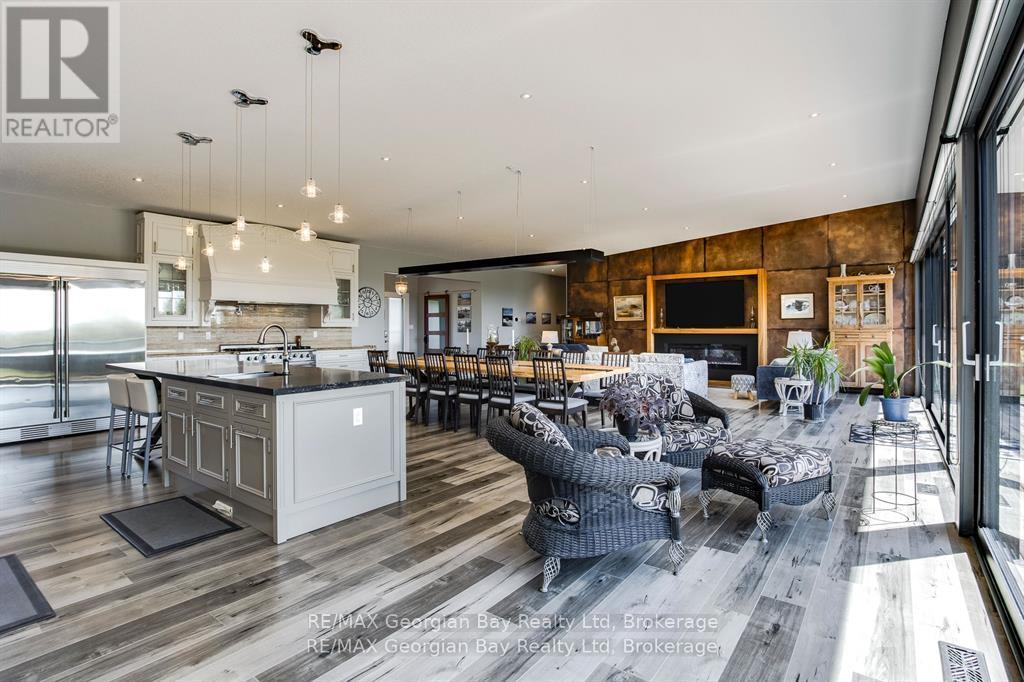 165 Wilson Road, Midland, ON - Indoor Photo Showing Kitchen With Upgraded Kitchen