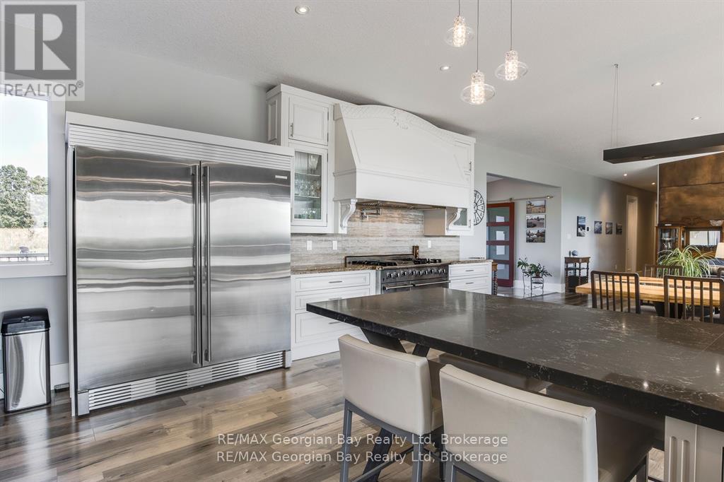 165 Wilson Road, Midland, ON - Indoor Photo Showing Kitchen With Upgraded Kitchen
