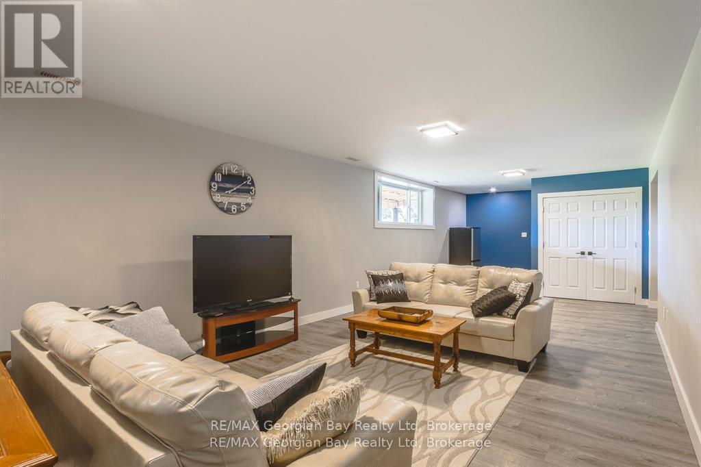 165 Wilson Road, Midland, ON - Indoor Photo Showing Living Room