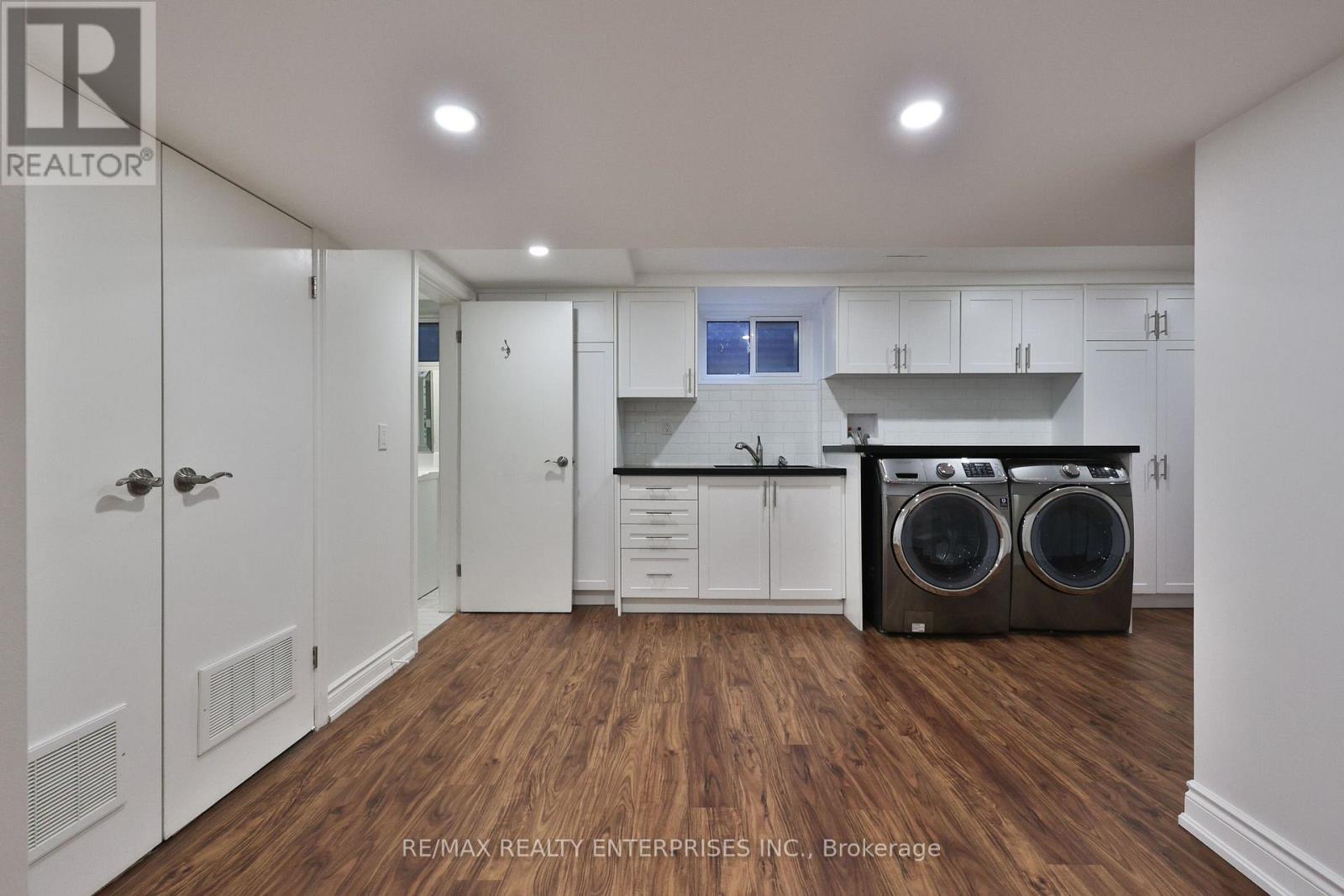 1439 Larchview Trail, Mississauga, ON - Indoor Photo Showing Laundry Room