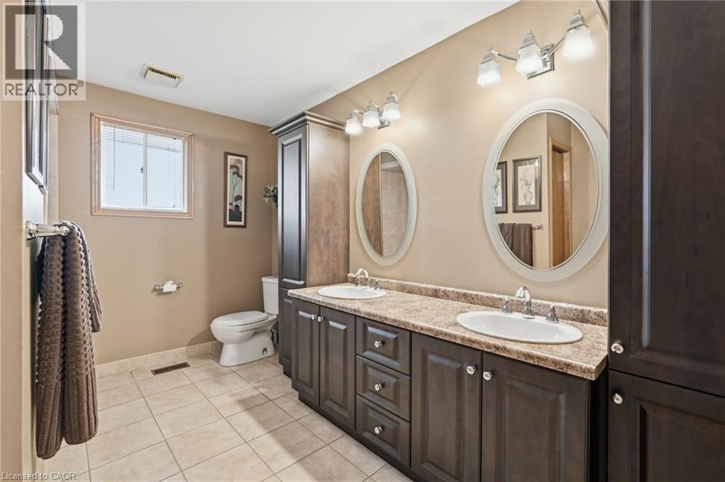 783 Stone Church Road E, Hamilton, ON - Indoor Photo Showing Bathroom