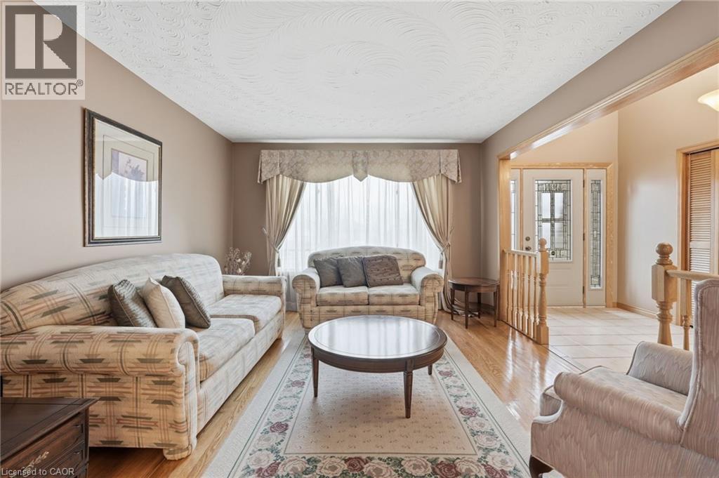 783 Stone Church Road E, Hamilton, ON - Indoor Photo Showing Living Room