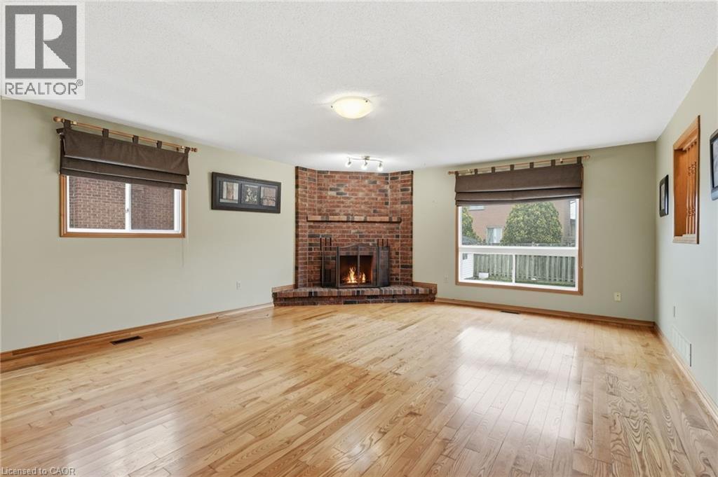 783 Stone Church Road E, Hamilton, ON - Indoor Photo Showing Living Room With Fireplace