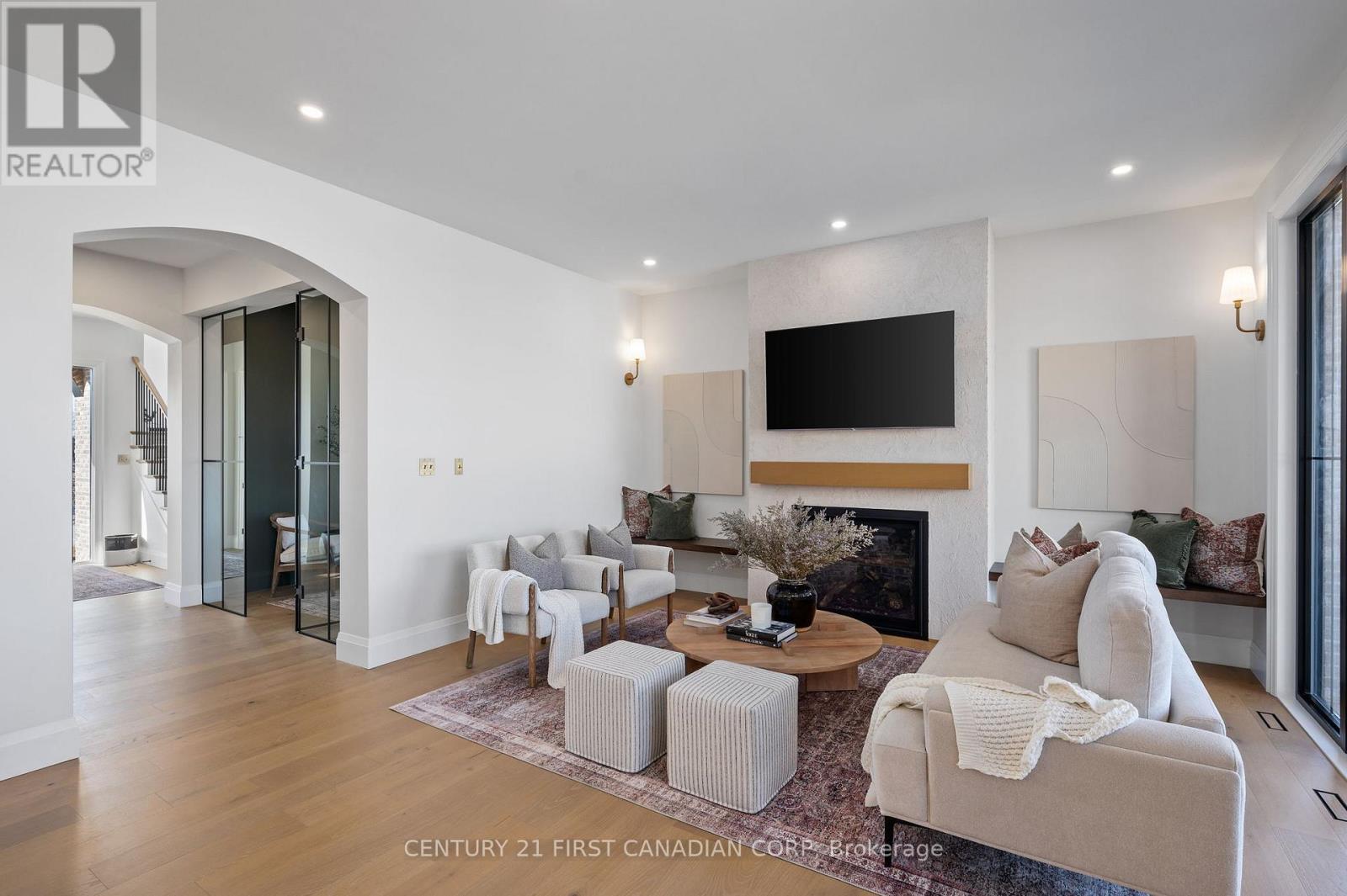 856 White Pine Street, London North (North S), ON - Indoor Photo Showing Living Room With Fireplace