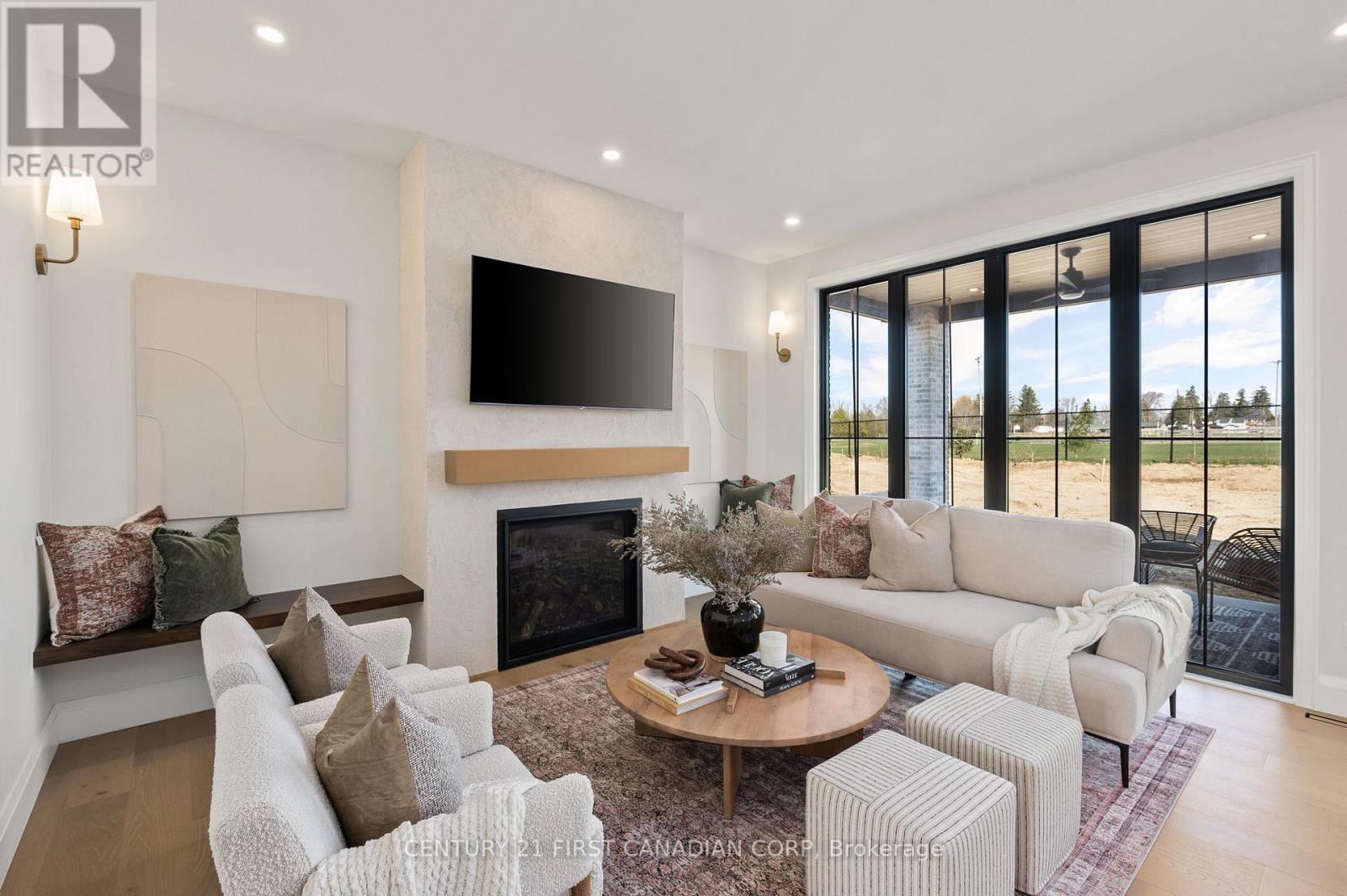856 White Pine Street, London North (North S), ON - Indoor Photo Showing Living Room With Fireplace