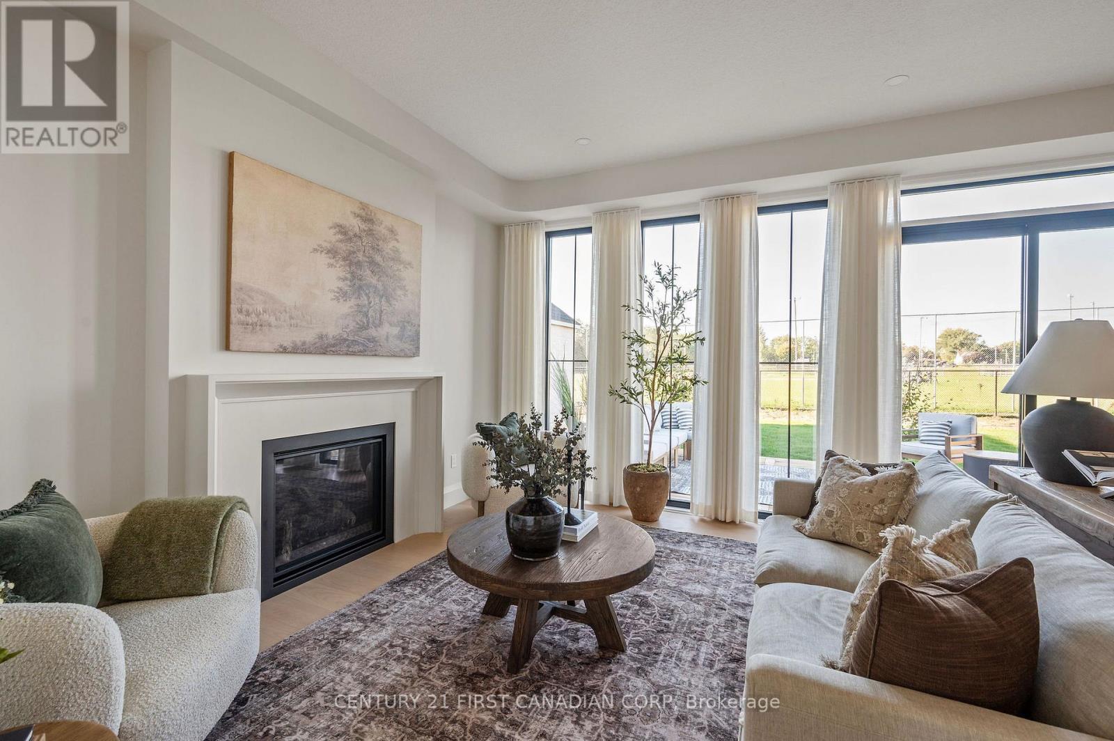 855 White Pine Street, London North (North S), ON - Indoor Photo Showing Living Room With Fireplace
