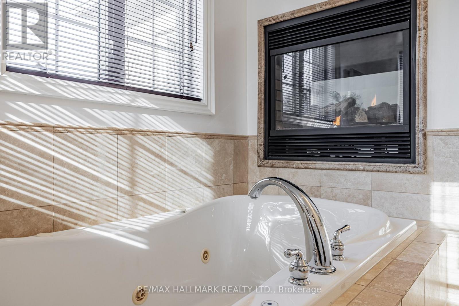 48 Stonecliffe Crescent, Aurora, ON - Indoor Photo Showing Bathroom