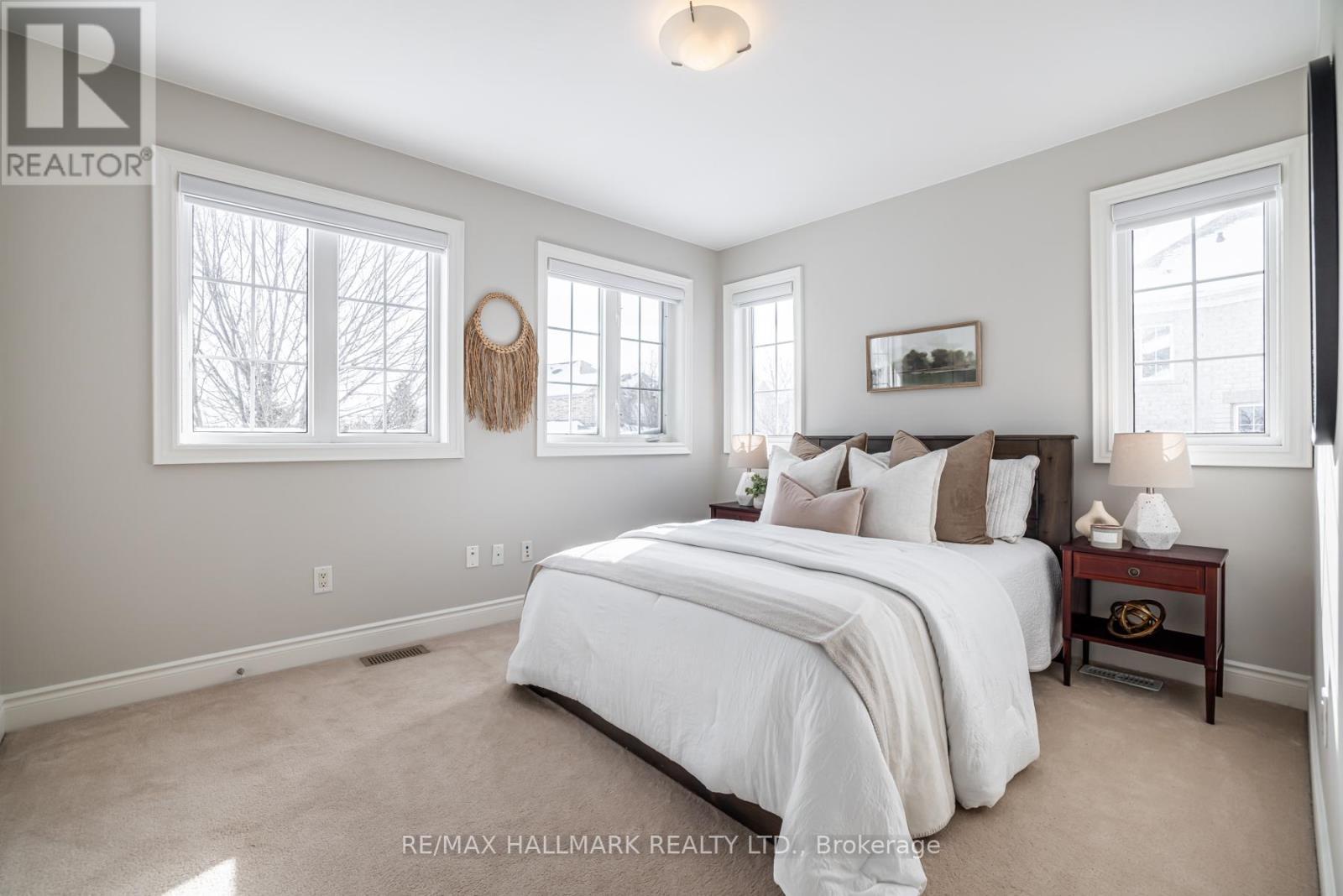 48 Stonecliffe Crescent, Aurora, ON - Indoor Photo Showing Bedroom