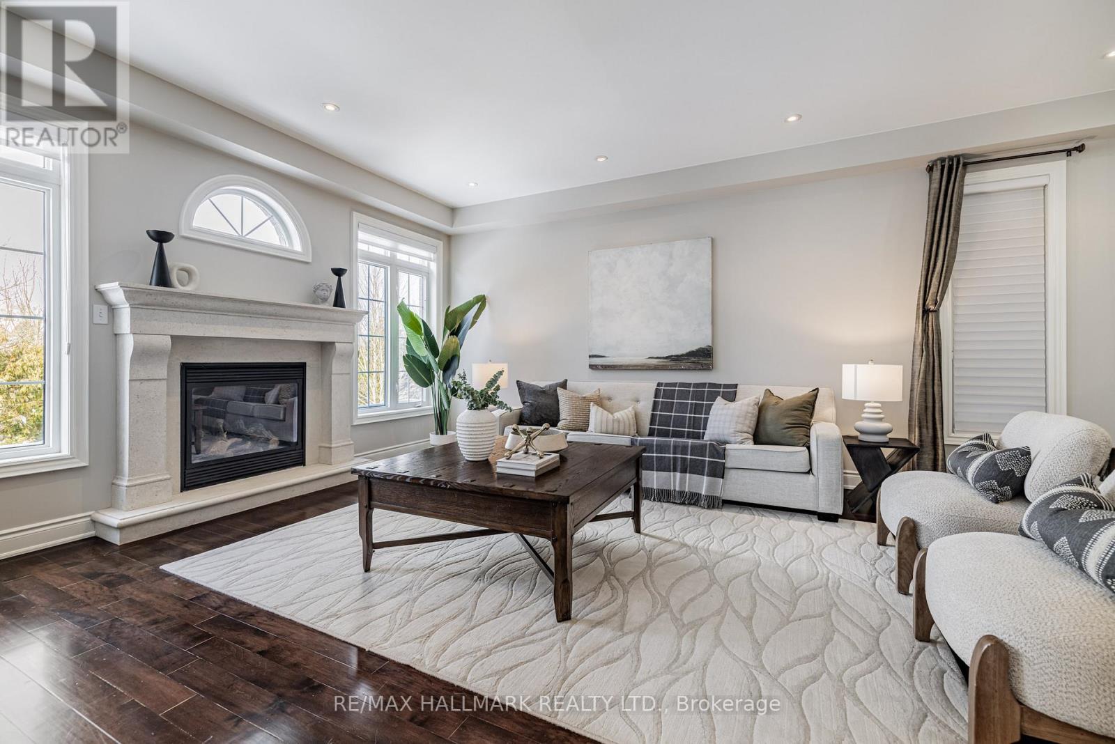 48 Stonecliffe Crescent, Aurora, ON - Indoor Photo Showing Living Room With Fireplace
