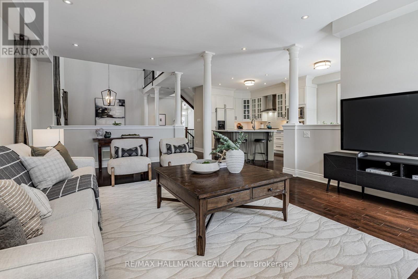 48 Stonecliffe Crescent, Aurora, ON - Indoor Photo Showing Living Room
