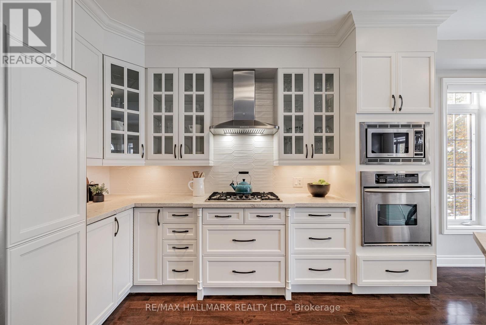 48 Stonecliffe Crescent, Aurora, ON - Indoor Photo Showing Kitchen With Upgraded Kitchen