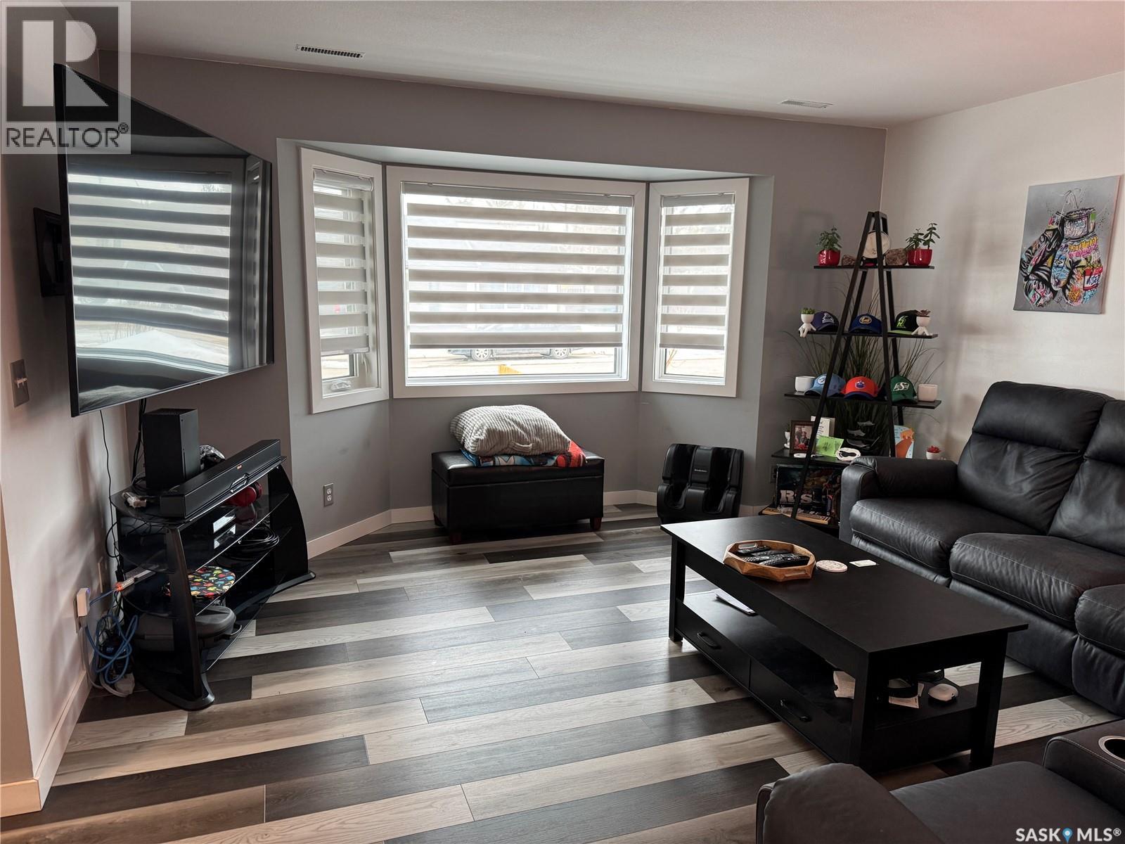 132 Barber Crescent, Saskatoon, SK - Indoor Photo Showing Living Room