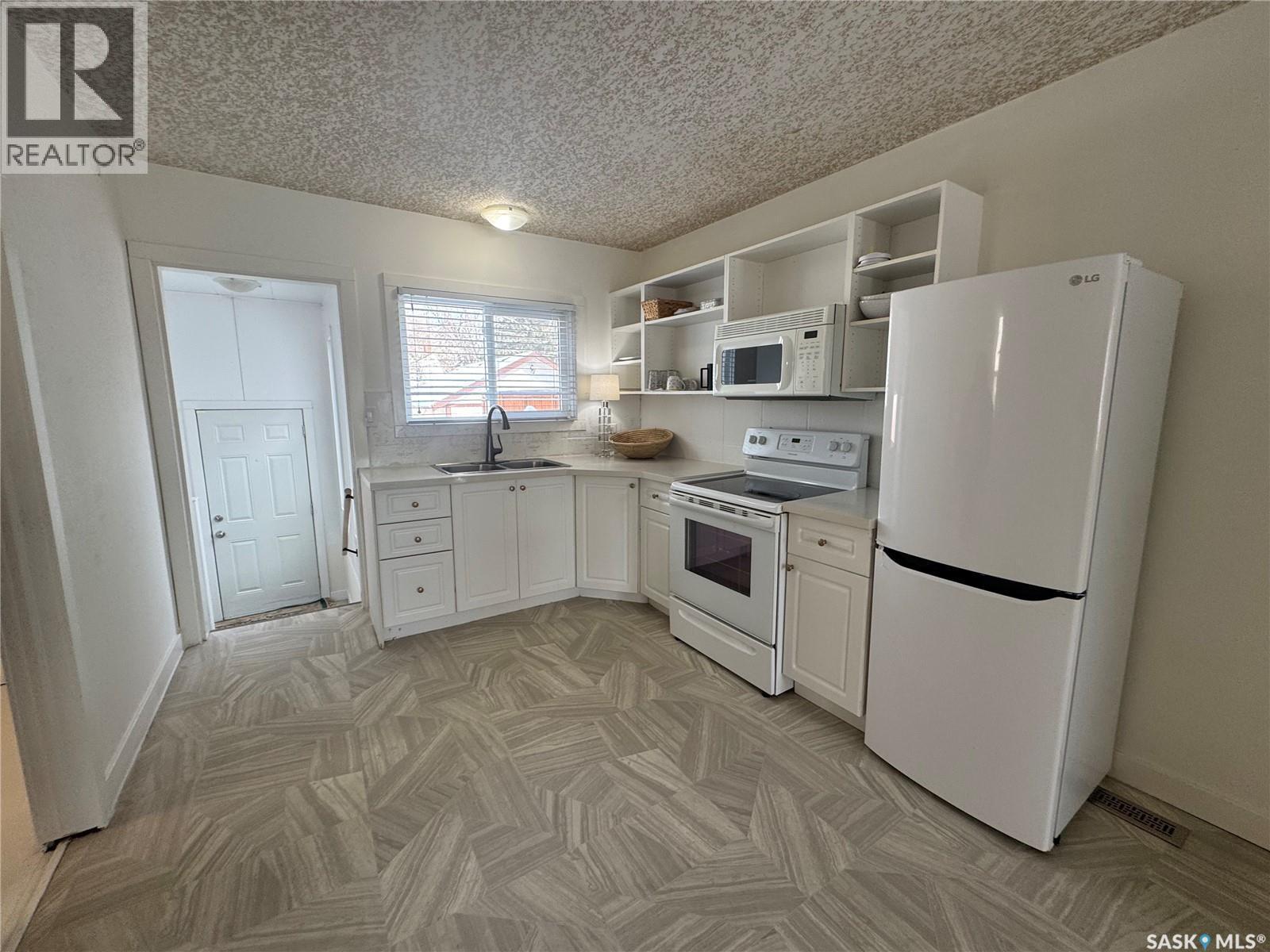 3027 Robinson Street, Regina, SK - Indoor Photo Showing Kitchen
