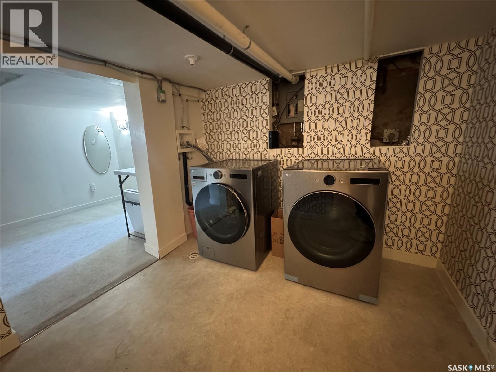 3027 Robinson Street, Regina, SK - Indoor Photo Showing Laundry Room