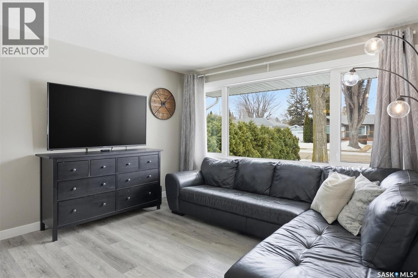16 Pinder Crescent, Saskatoon, SK - Indoor Photo Showing Living Room