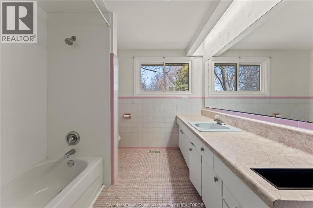 5740 Baseline Road, Windsor, ON - Indoor Photo Showing Bathroom