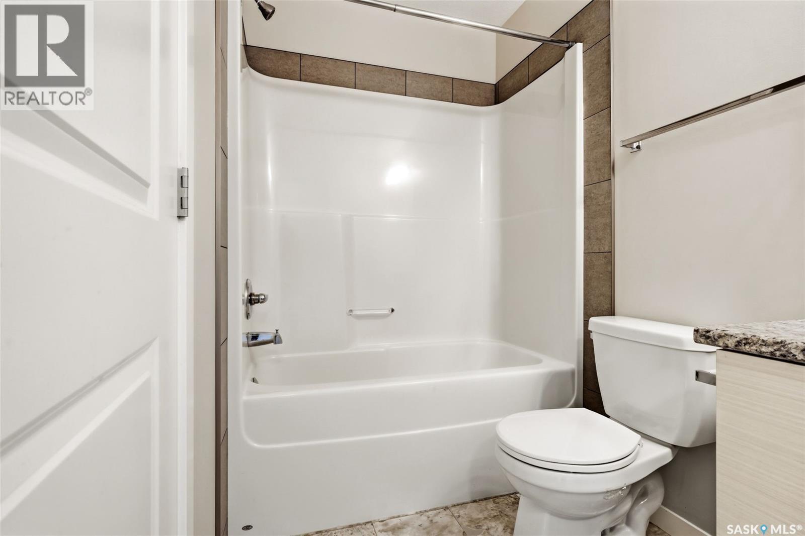 2 5752 Gordon Road, Regina, SK - Indoor Photo Showing Bathroom