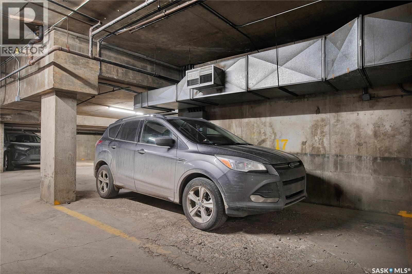 902 405 5Th Avenue, Saskatoon, SK - Indoor Photo Showing Garage