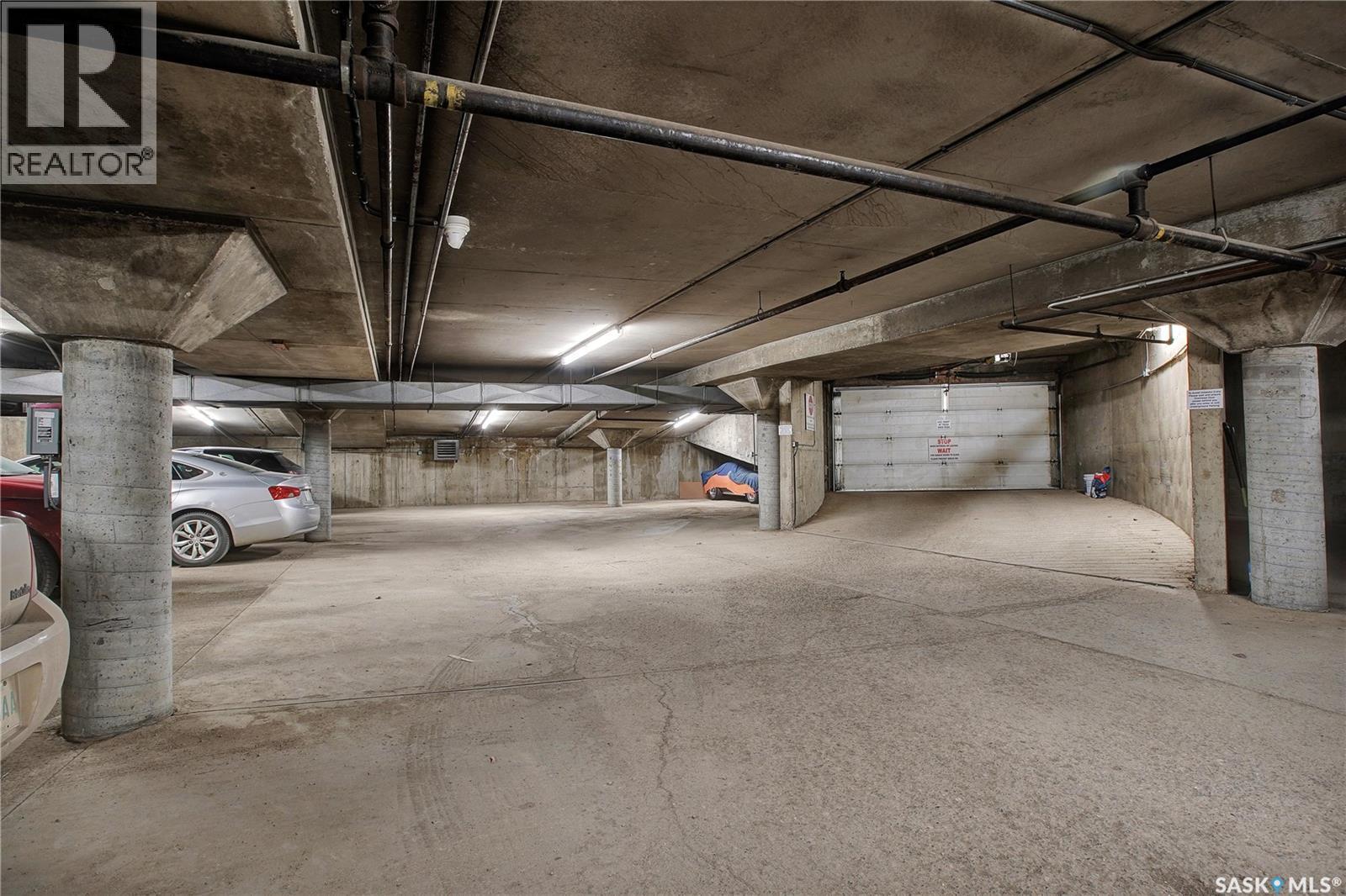 902 405 5Th Avenue, Saskatoon, SK - Indoor Photo Showing Garage