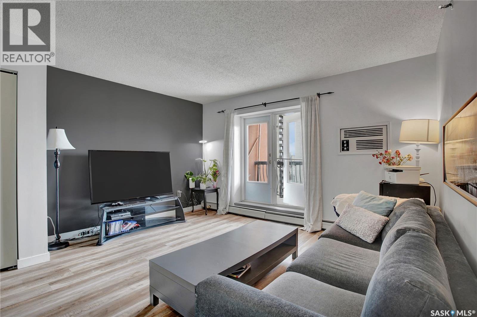 902 405 5Th Avenue, Saskatoon, SK - Indoor Photo Showing Living Room