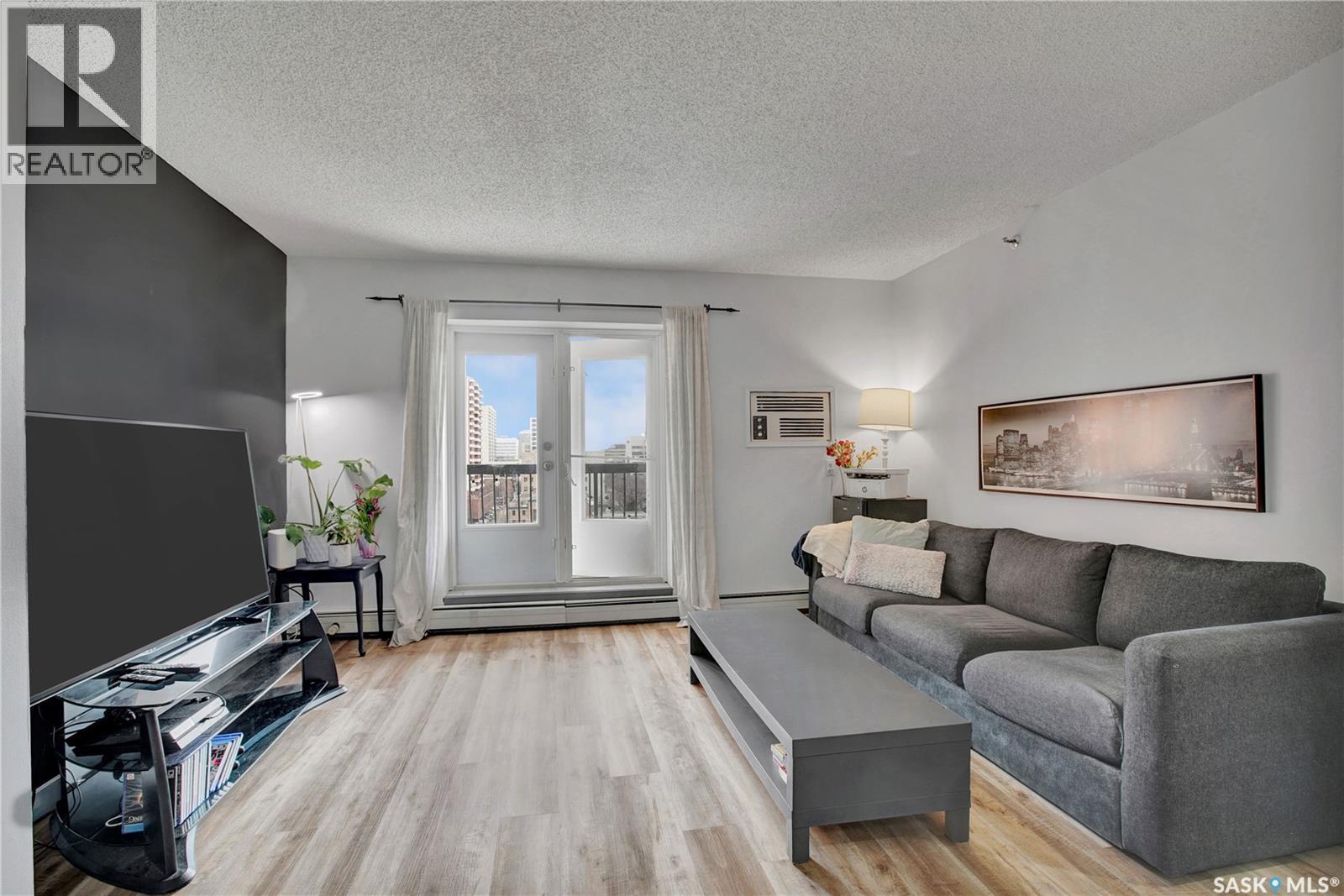 902 405 5Th Avenue, Saskatoon, SK - Indoor Photo Showing Living Room