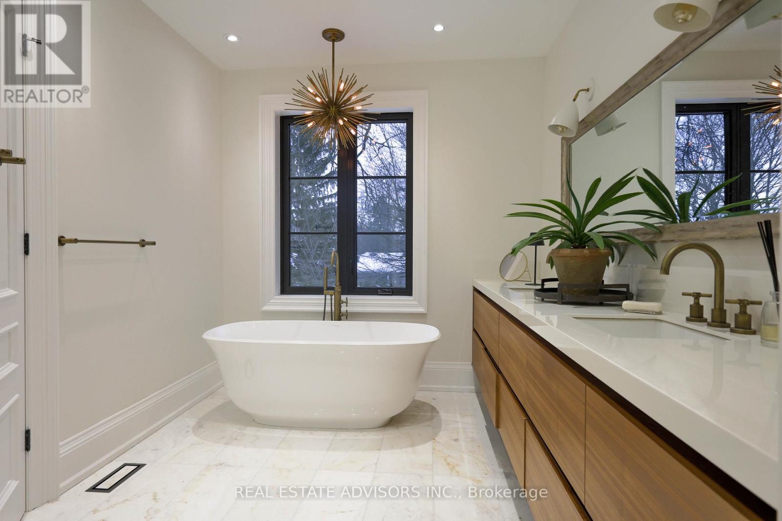 20 Arrowstook Road, Toronto, ON - Indoor Photo Showing Bathroom